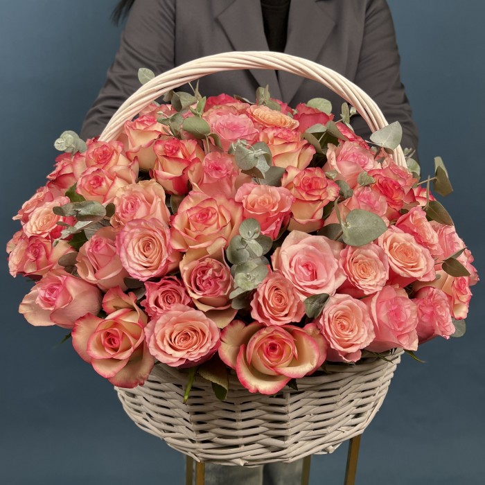 101 роза Алани микс с эвкалиптом в корзине